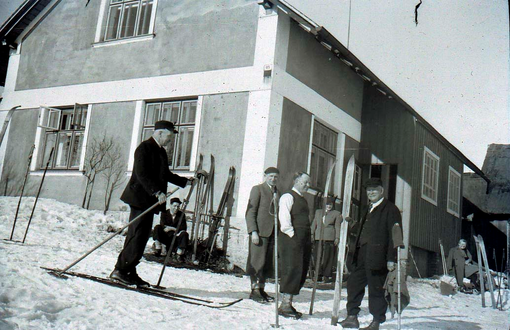 Krlovdvort lyai-  ???, F. Bier, Karel Jarolmek, Ladislav M욝an 25. 2. 1940 u nov tulny v usedlosti rolnka Siksty . p. 95 pod zviinskou kaplikou